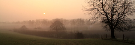 Lever de soleil brumeux sur une petite route entre Waterloo et Ohain