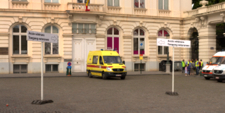 Panneaux indiquant l'accès vétérans pointant vers une ambulance
